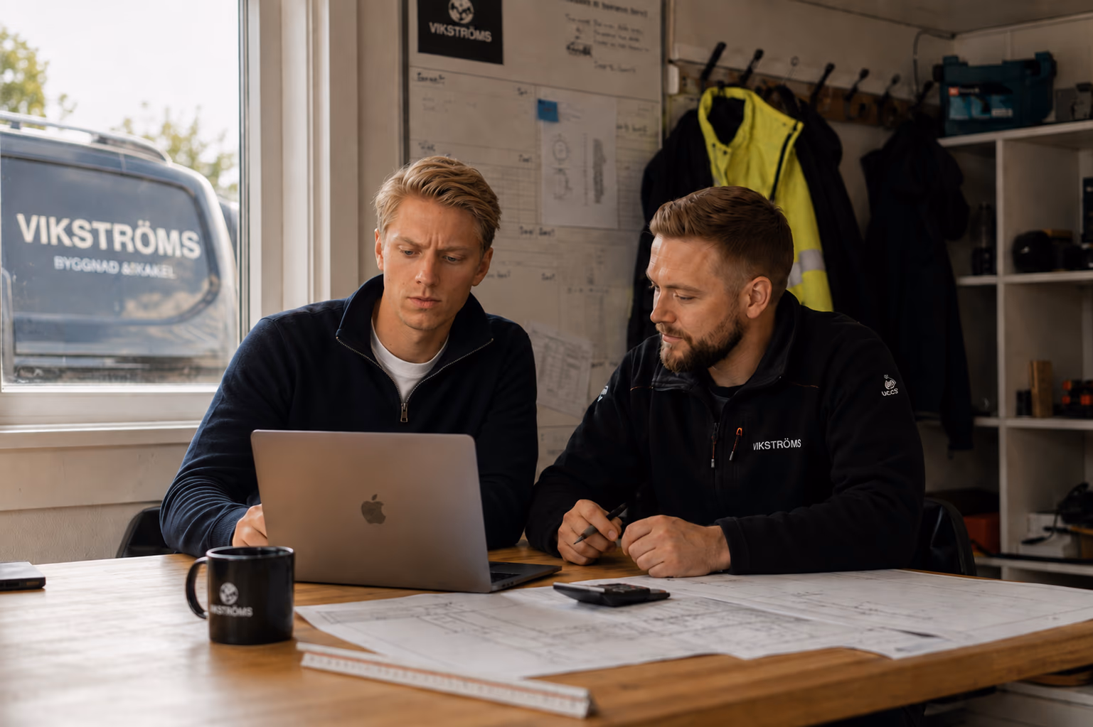 Rådgivare och kund går igenom ett projekt tillsammans